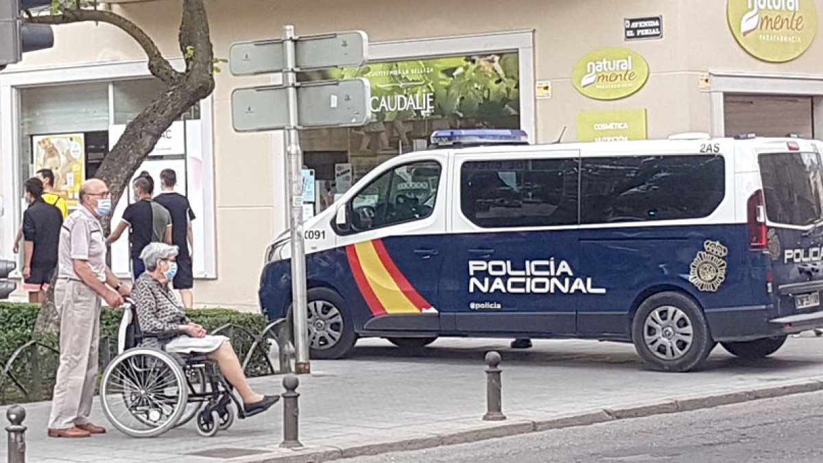 Una unidadde la Policía Nacional patrullando ayer por el centro de Aranda. L. V.