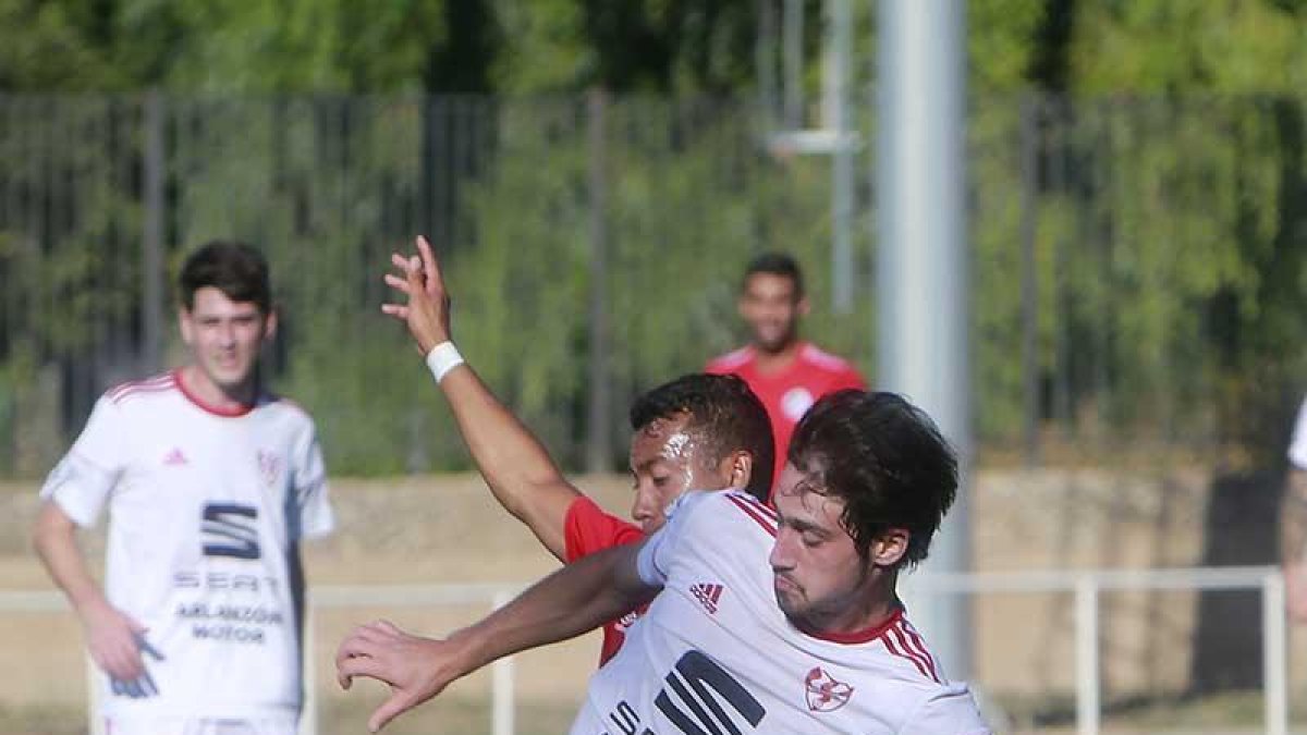 Xavi protege el balón.-RAÚL G. OCHOA