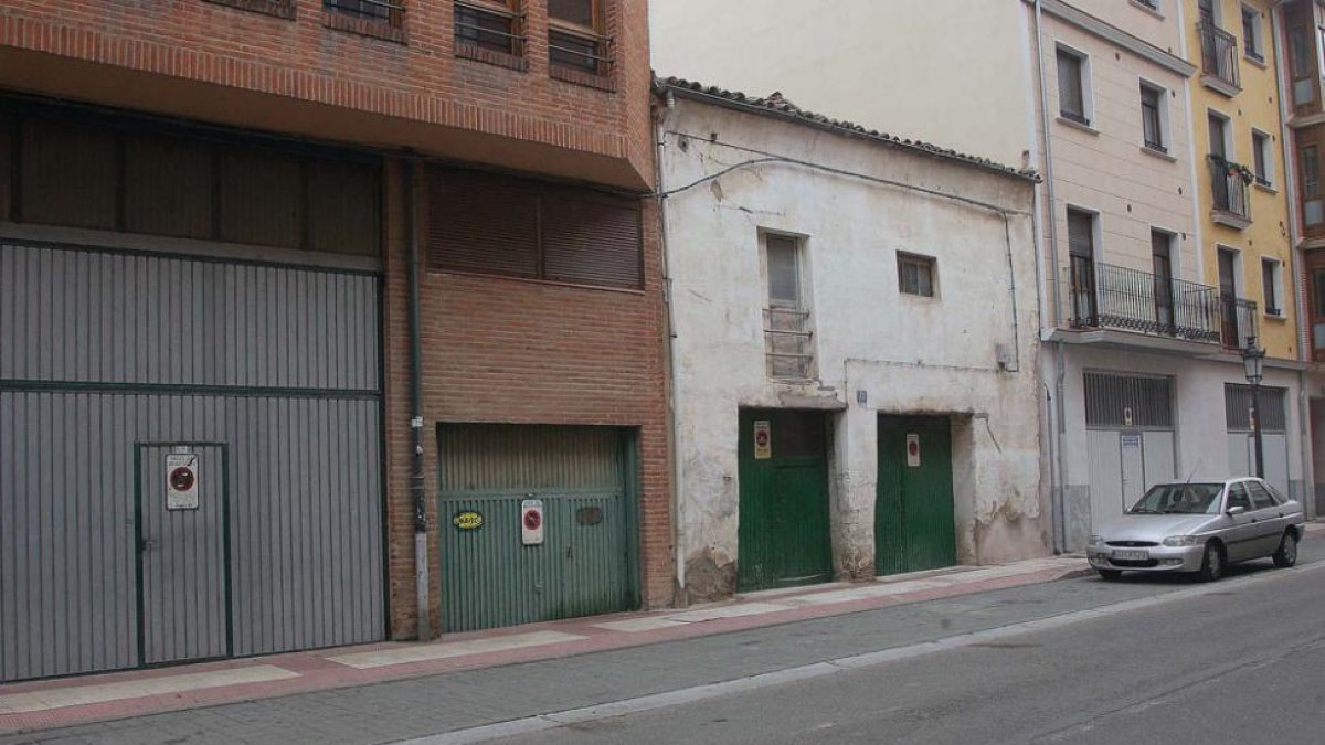 El estacionamiento en determinadas calles está muy limitado por los vados permanentes.-G. G.