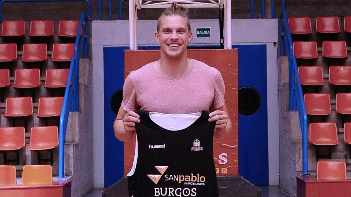 Peciukevicius posa con la nueva camiseta de entrenamiento del SanPablo Burgos, ayer, en El Plantío.-MARÍA GONZÁLEZ / SPB