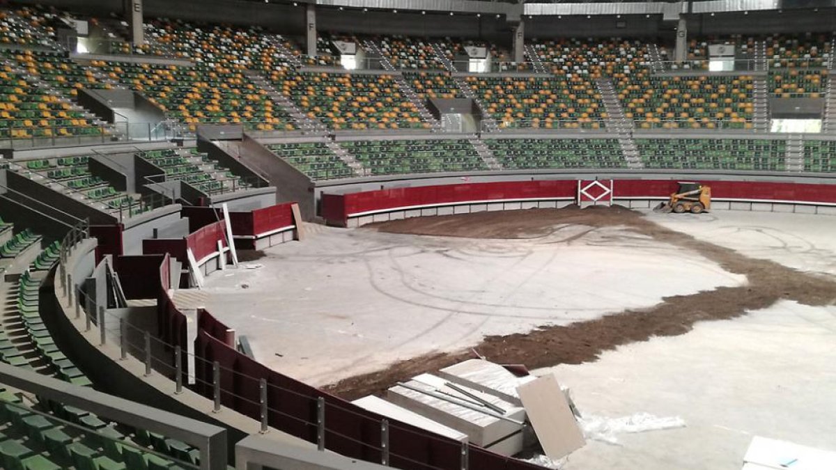 Imagen de los trabajos de colocación de la arena en el Coliseum.-ECB
