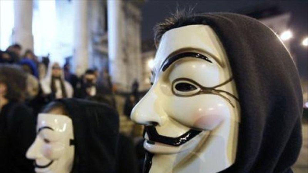 Protesta en Bruselas aludiendo a Anonymous.-REUTERS / YVES HERMAN