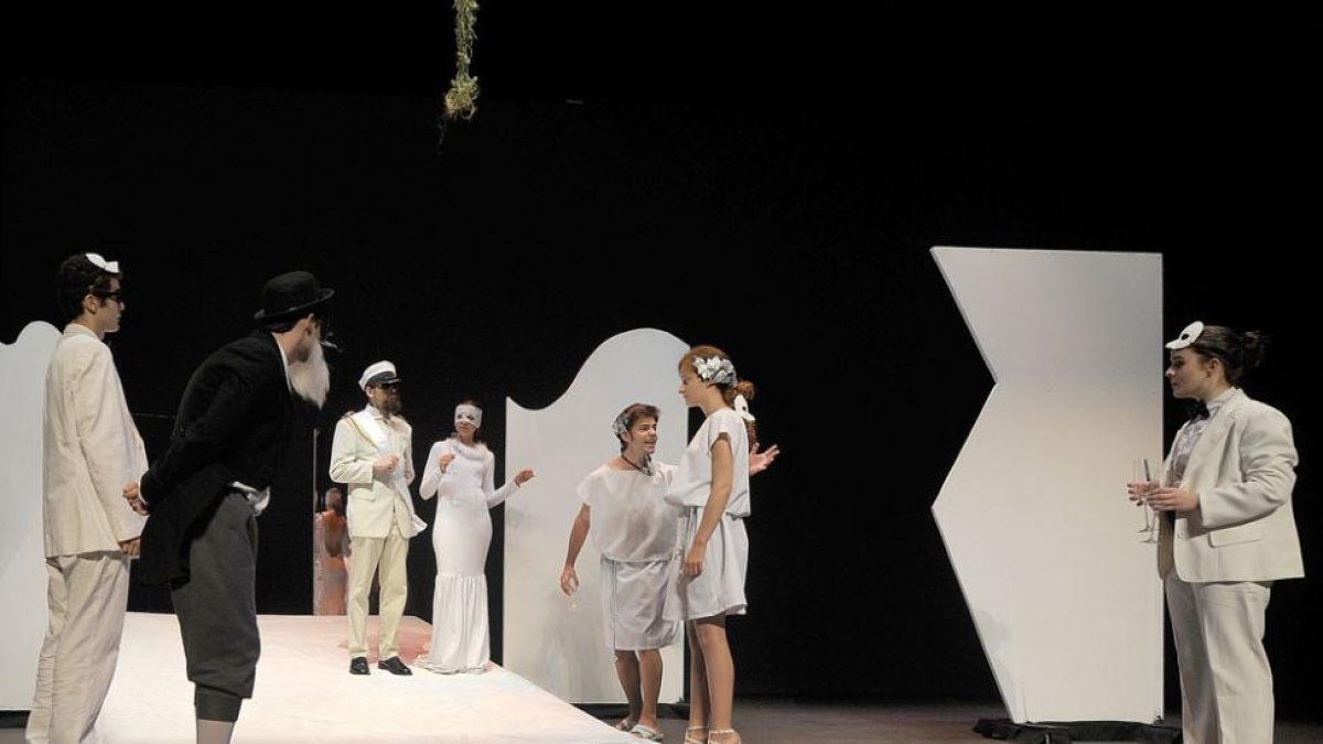 Gabriel Pérez, Jairo Aliende, Daniel Jaén, Águeda Becerril, Rubén Quintanilla, María Plantalamor y Laura Mesa, de i. a d., durante el ensayo.-Israel L. Murillo