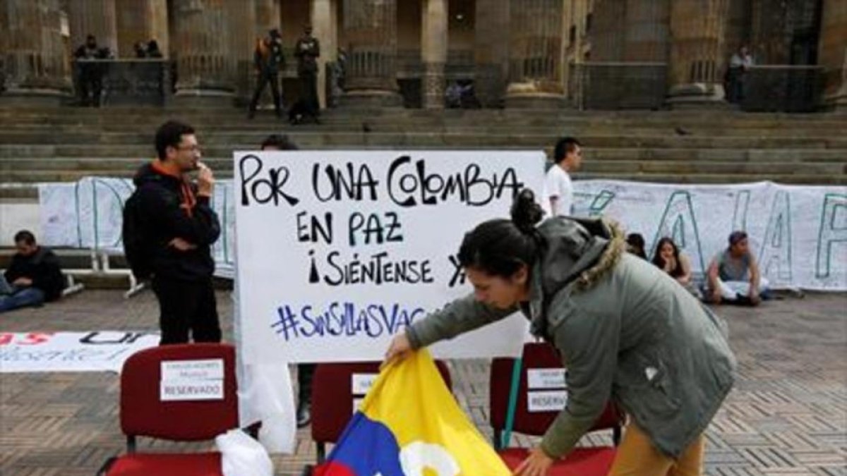 Partidarios del acuerdo de paz, frente al Congreso colombiano, en Bogotá.-REUTERS / JOHN VIZCAÍNO