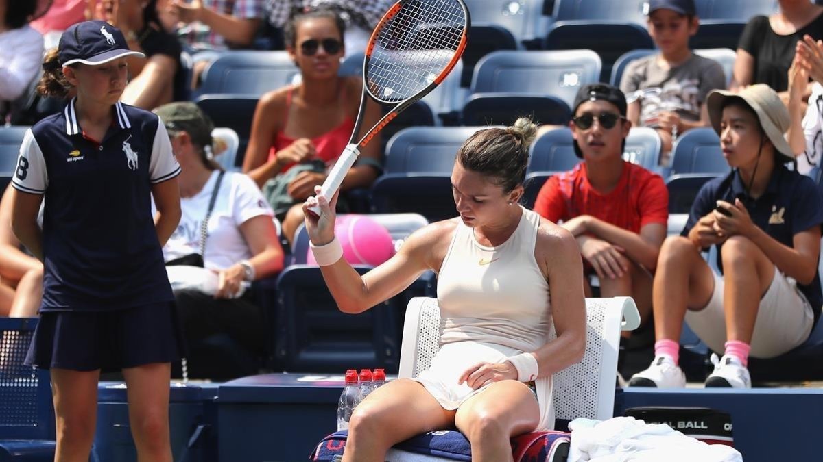 Simona Halep se desespera en la silla por la marcha del partido. /-AFP