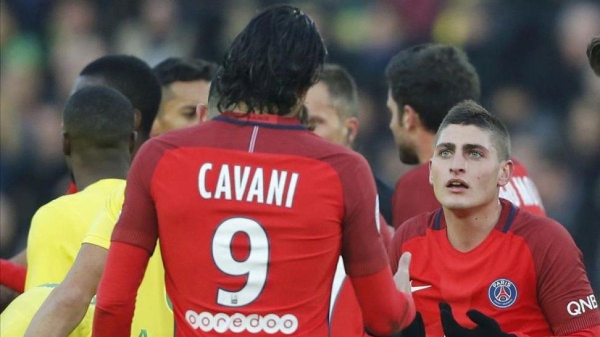 Marco Verratti comparte su incredulidad con Edinson Cavani por ver la tarjeta amarilla.-REGIS DUVIGNAU