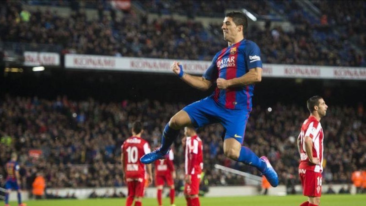 Suárez festeja su gol al Sporting en el Camp Nou.-JORDI COTRINA