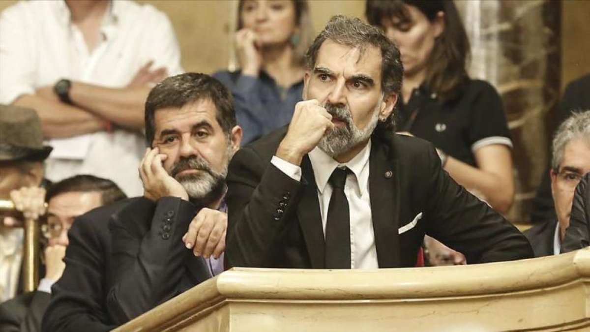 Jordi Sànchez y Jordi Cuixart, en el pleno en el Parlament del 10 de octubre del 2017.-JULIO CARBÓ