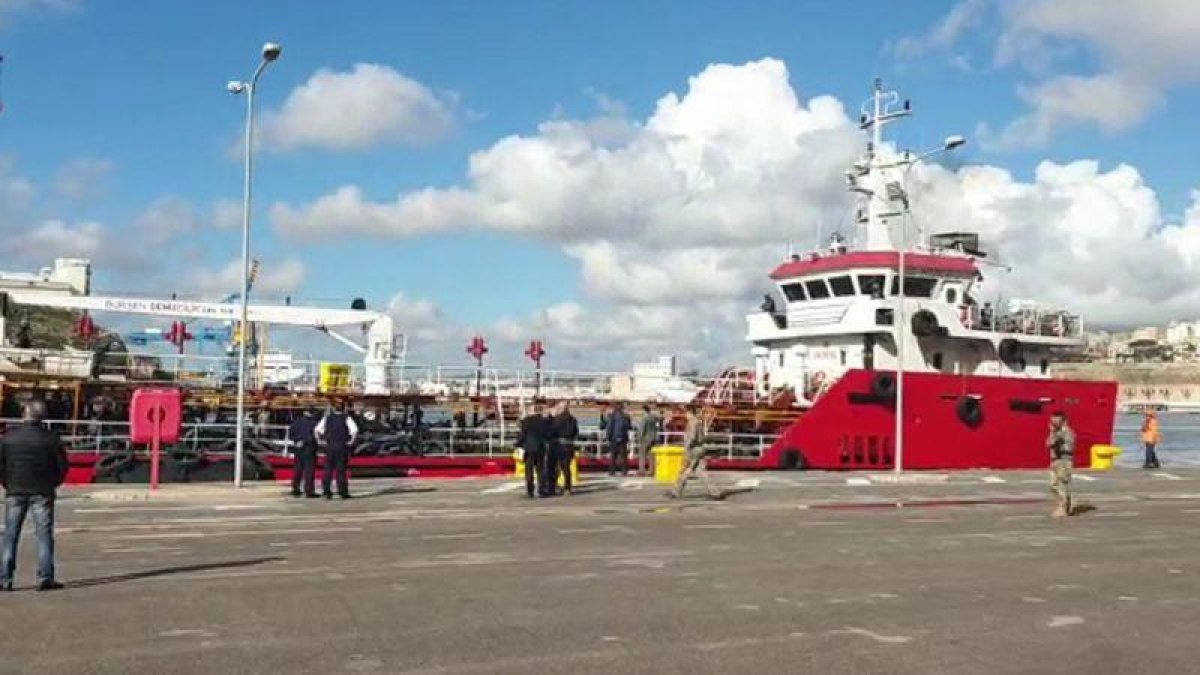 Las autoridades de Malta toman control de un barco secuestrado por inmigrantes.-FUERZAS ARMADAS DE MALTA