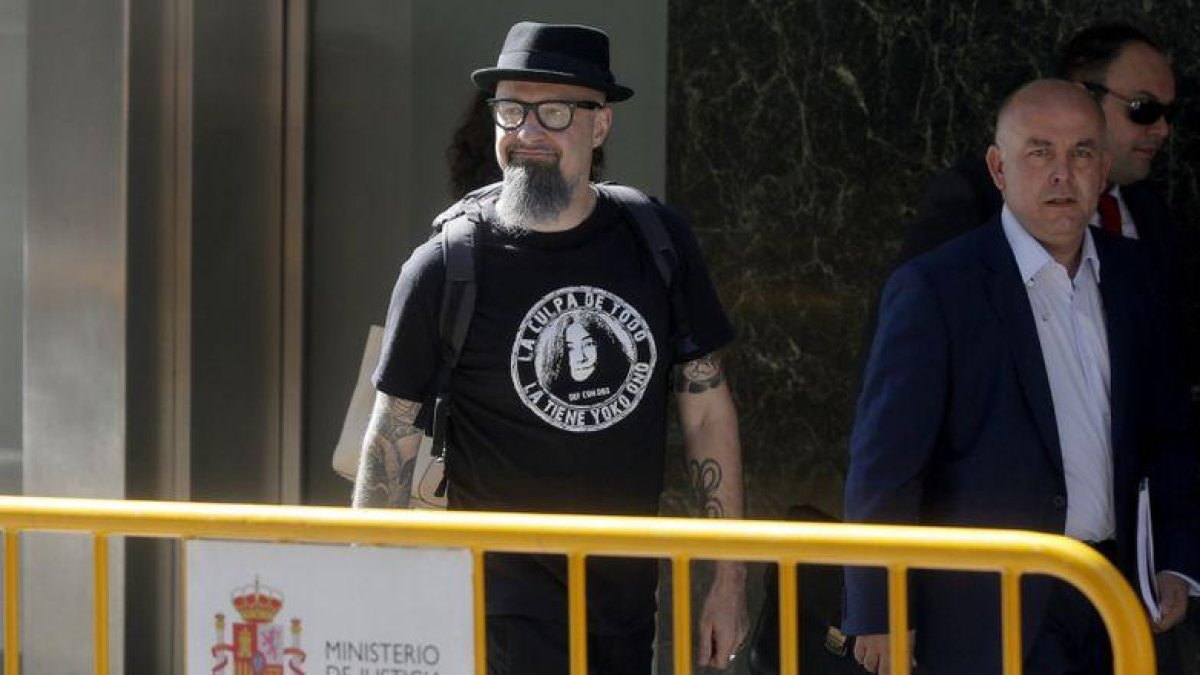 El cantante de Def Con Dos, César Strawberry, a su llegada a la Audiencia Nacional para declarar tras ser detenido en la Operación Araña 3.-JOSE LUIS ROCA
