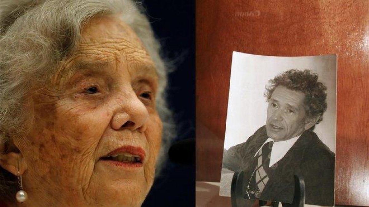 La escritora mexicana Elena Poniatowska junto a una imagen del narrrador Juan José Arreola.-EFE