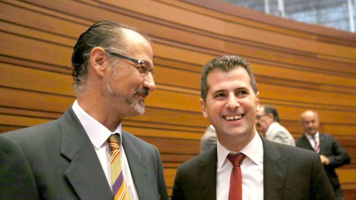El portavoz socialista, Luis Tudanca, conversa con el portavoz de Ciudadanos, Luis Fuentes, en el debate de investidura del candidato a la Junta de Castilla y León-Ical