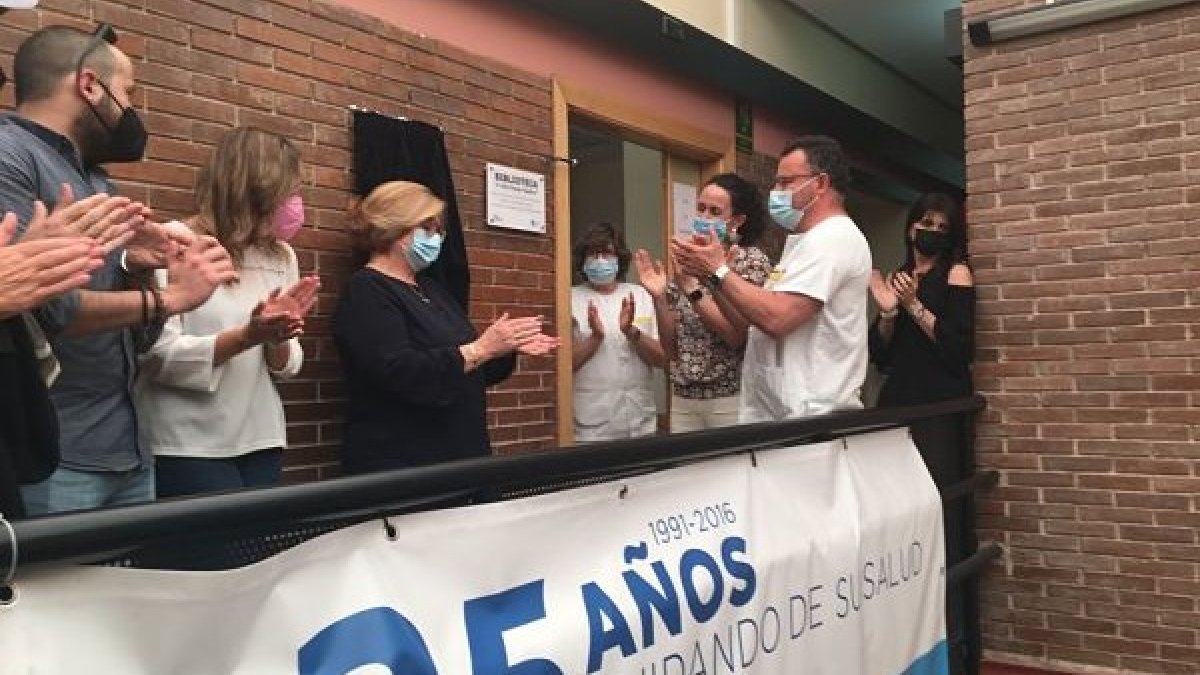 La viuda de Félix Pinedo, Blanca de la Torre, descubrió ayer la placa. ECB