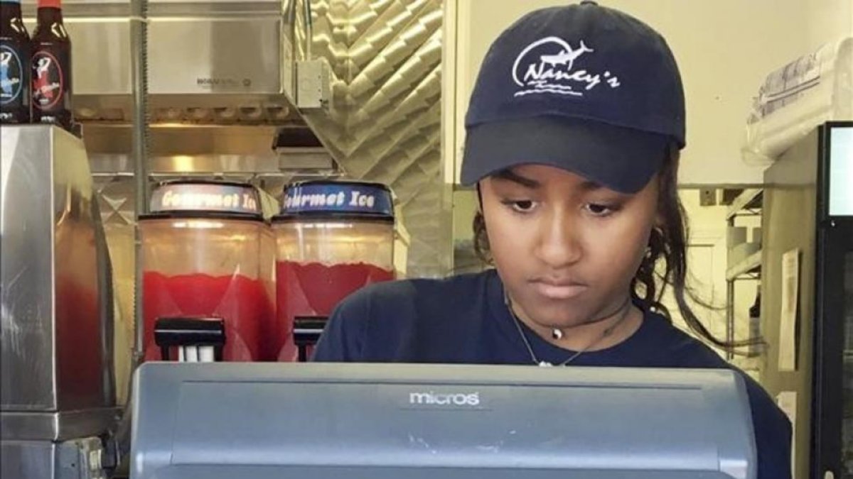 Sasha Obama, con su uniforme de trabajo en la caja del restaurante 'Nancy's' en la isla de Martha's Vineyard (Massachusetts).-AP / CHRISTOPHER EVANS