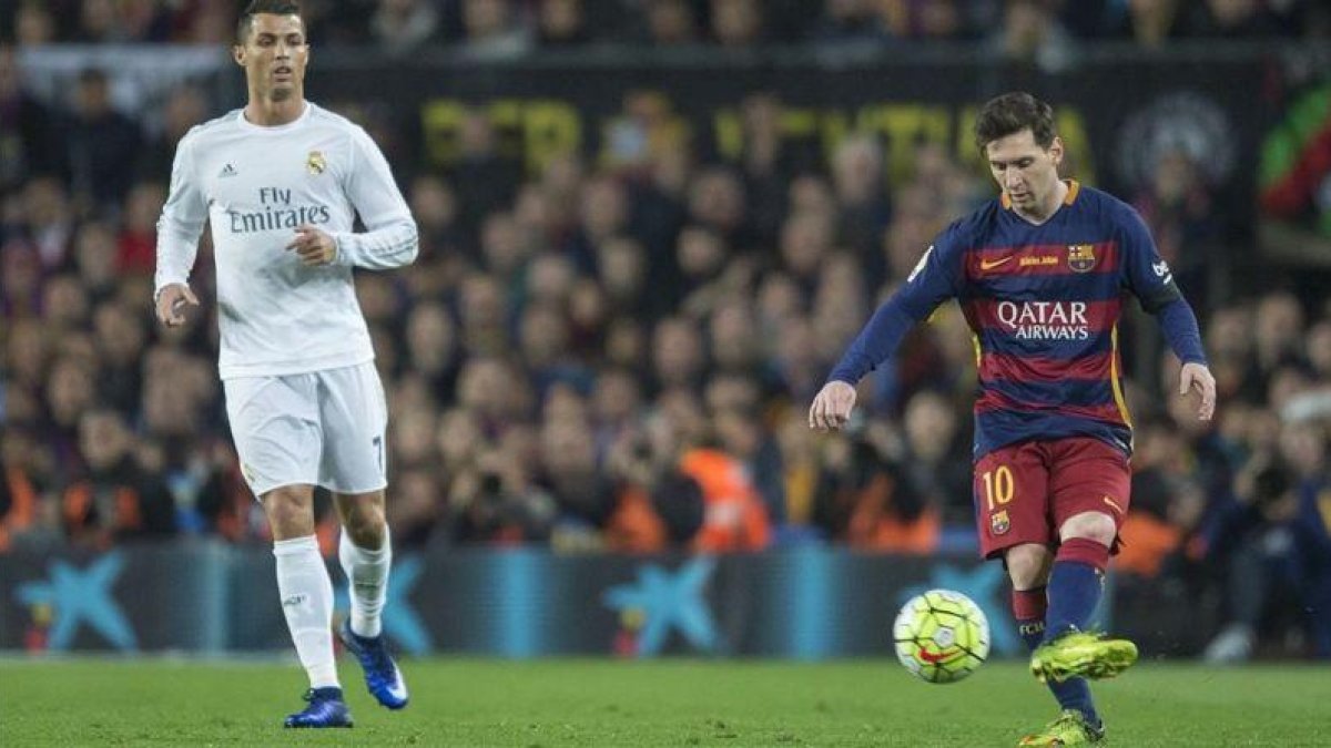 Cristiano Ronaldo y Messi, en el último clásico disputado en el Camp Nou, en abril pasado.-JORDI COTRINA