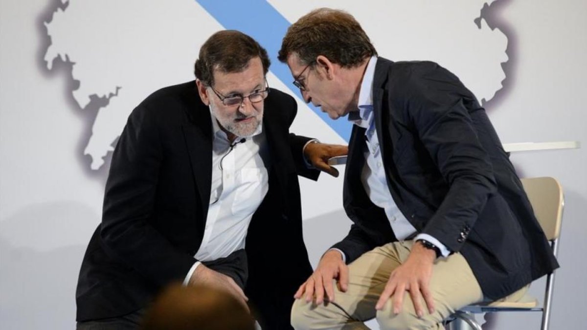 Mariano Rajoy y Alberto Núñez Feijóo, en un acto del PP en Ourense.-EFE / BRAIS LORENZO