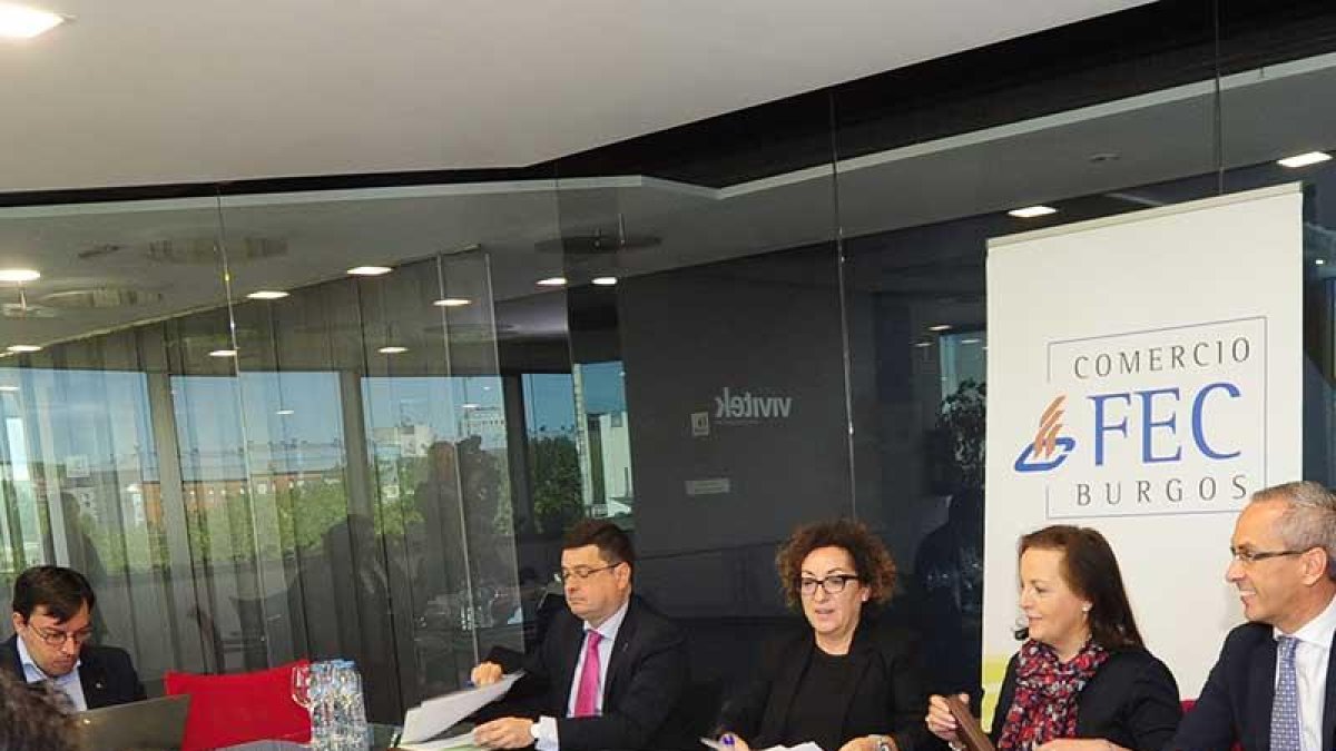 Encuentro entre comerciantes y representantes de sus sectores de consumo.-ISRAEL L. MURILLO