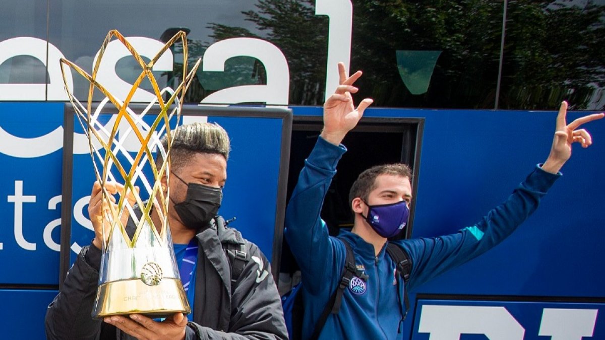Jasiel Rivero ofrece la copa lograda en Nizhny Novgorod a la reducida representación de aficionados reunida en la llegada del equipo a Burgos, ayer. SANTI OTERO