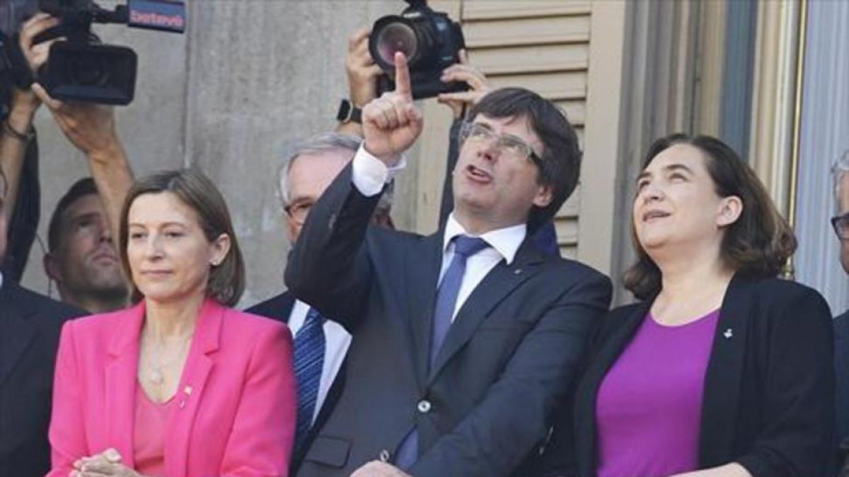 Carme Forcadell, Colau y Puigdemont-XAVIER JUBIERRE