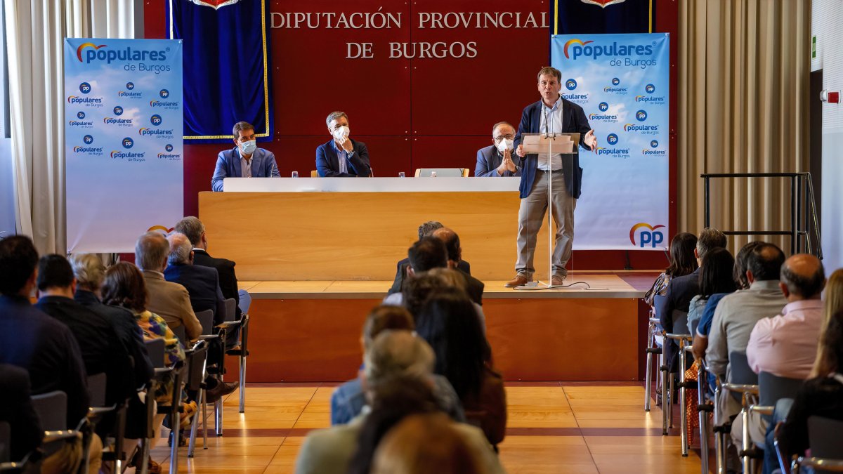 Reunión para la constitución de la Junta Directiva del PP. SANTI OTERO
