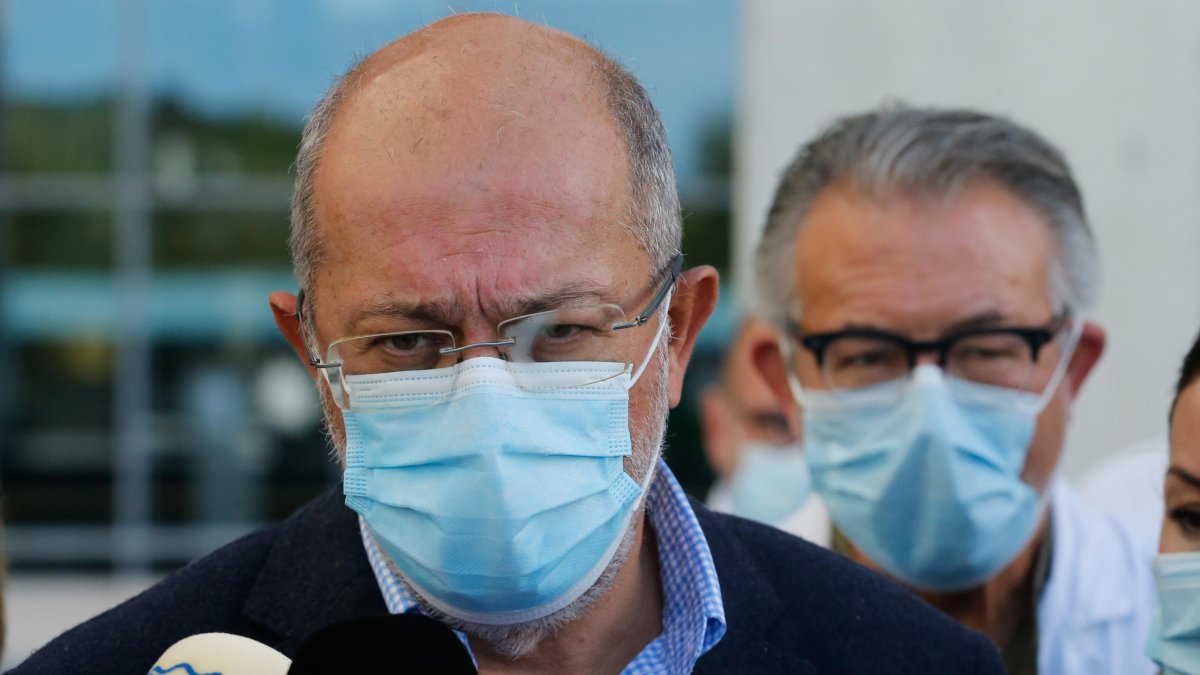 Francisco Igea en su intervención a los medios antes de realizar una visita al HUBU. SANTI OTERO