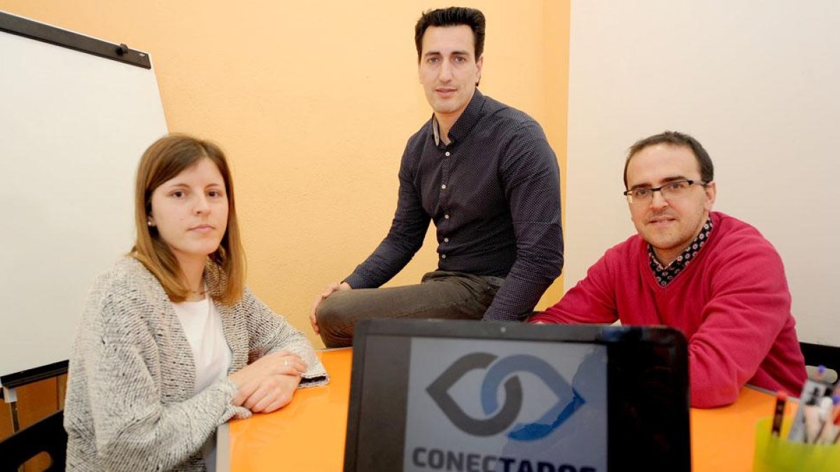 Óscar Bustos (centro) es el fundador de este proyecto.-ISRAEL L. MURILLO