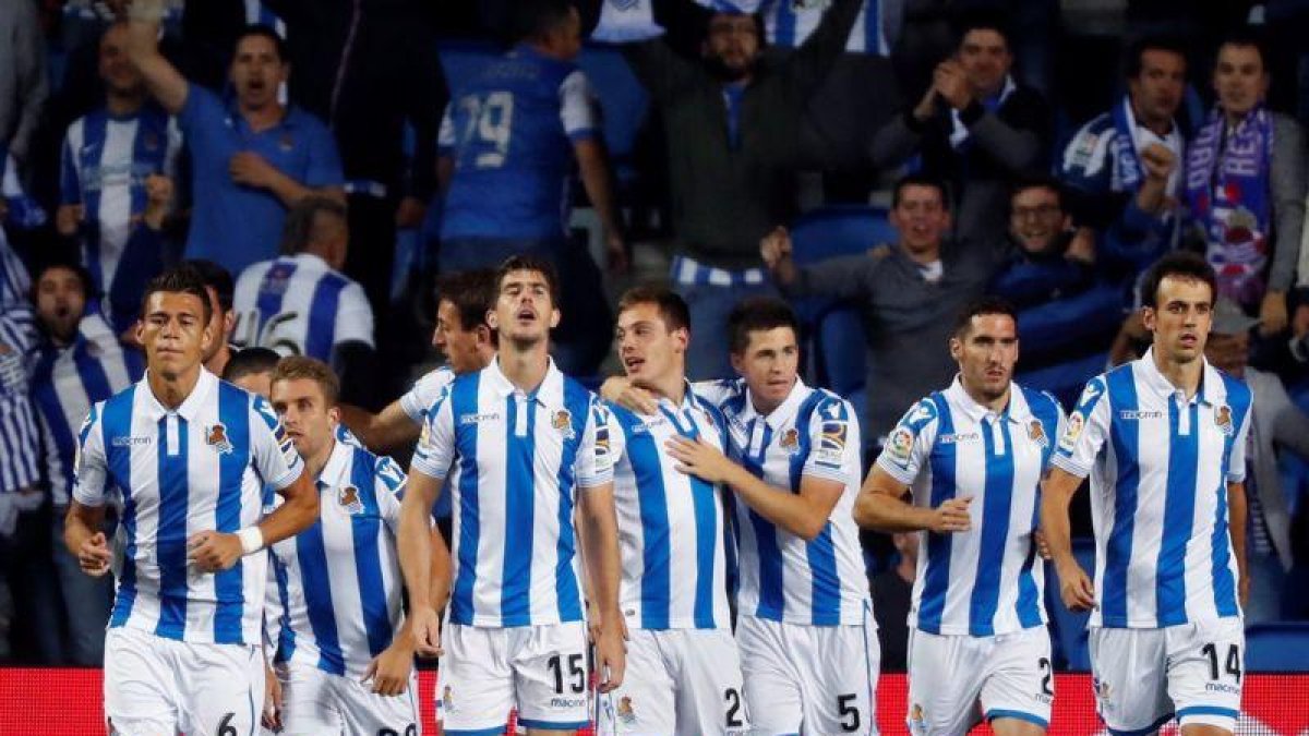 Los Jugadores de la Real celebran un gol en Anoeta-JUAN HERRERO (EFE)