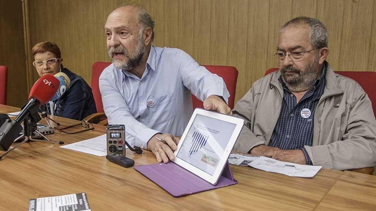 En el centro, Juan Antonio Ayllón, durante la rueda de prensa.-SANTI OTERO