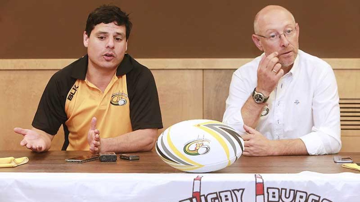 Nicolás Herreros e Iñaki Sicilia durante la presentación del jugador chileno.-RAÚL G. OCHOA