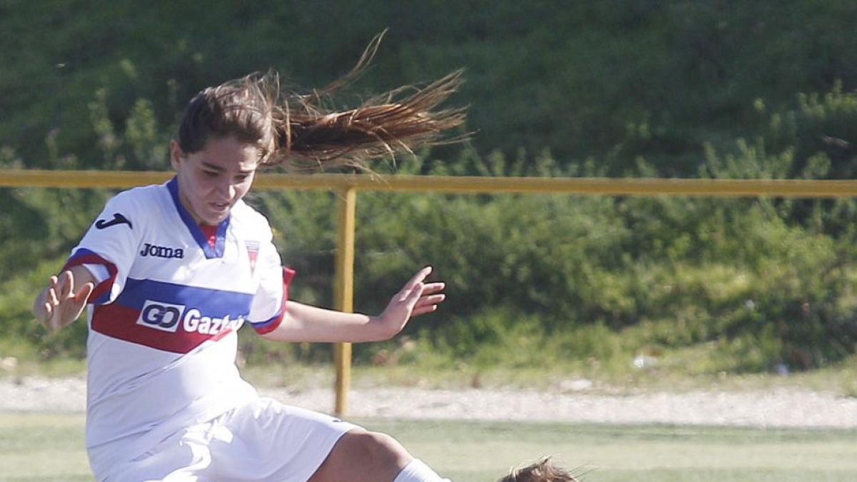 Andrea se lanza al suelo para frenar a una rival-Santi Otero