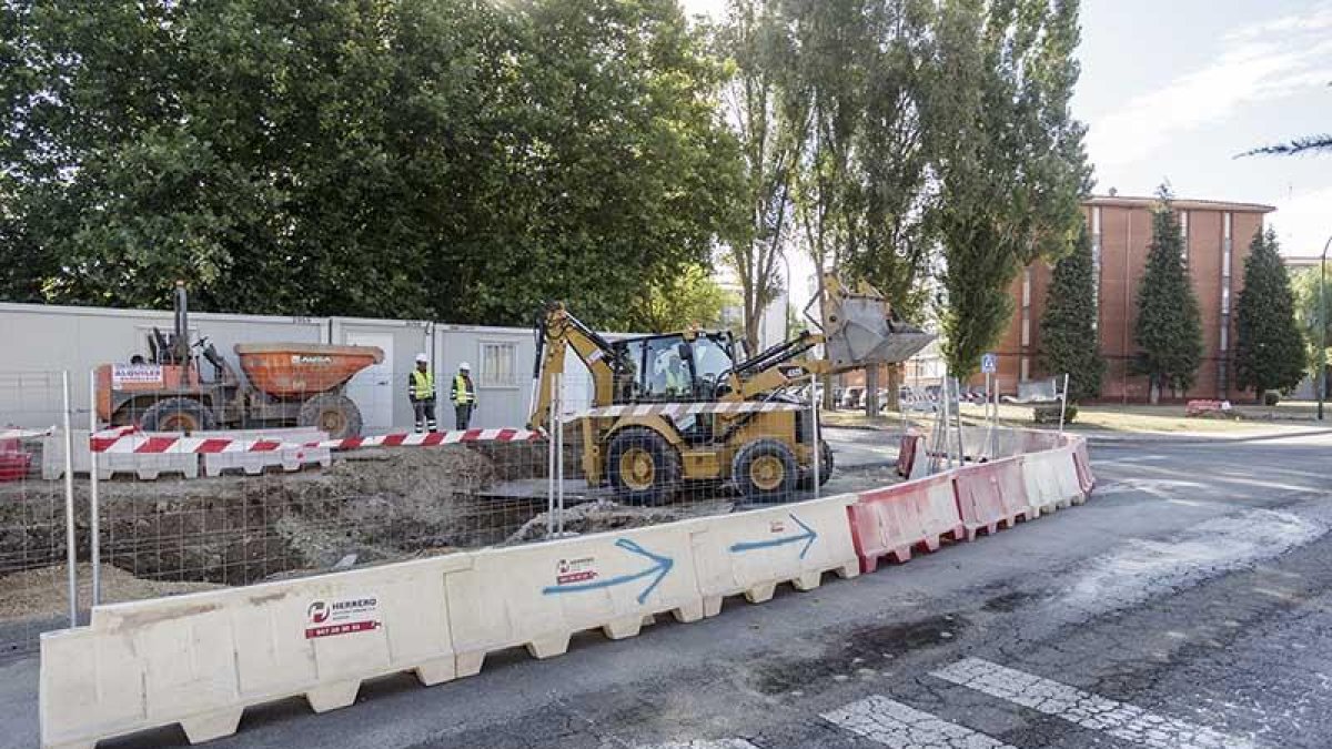 Obras de urbanización en San Cristóbal, una de las obras principales adjudicadas por la Administración local.-SANTI OTERO
