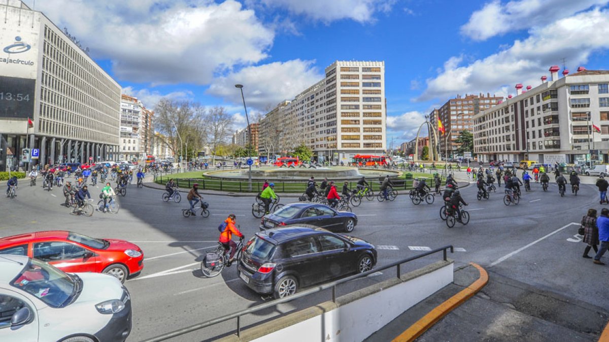 Los ciclistas dieron vueltas a la Plaza de España provocando cortes en el tráfico. ISRAEL L. MURILLO
