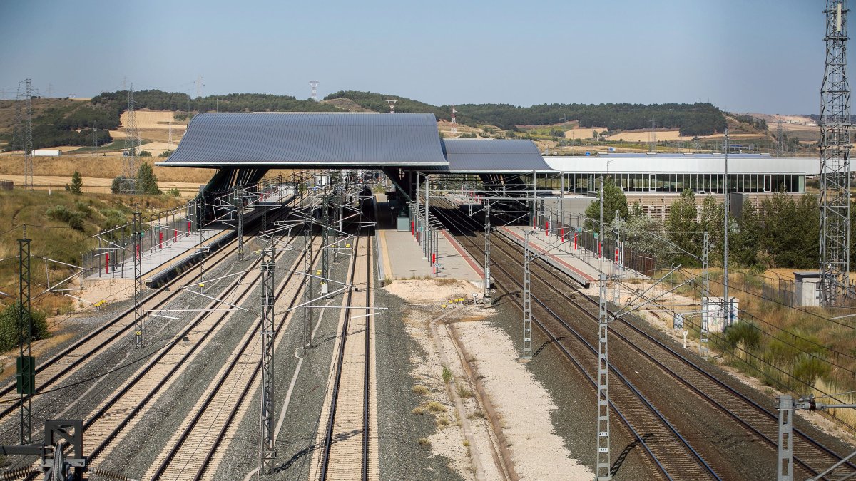 La línea de Alta Velocidad Burgos-Vitoria parte desde la estación Rosa Manzano. TOMÁS ALONSO