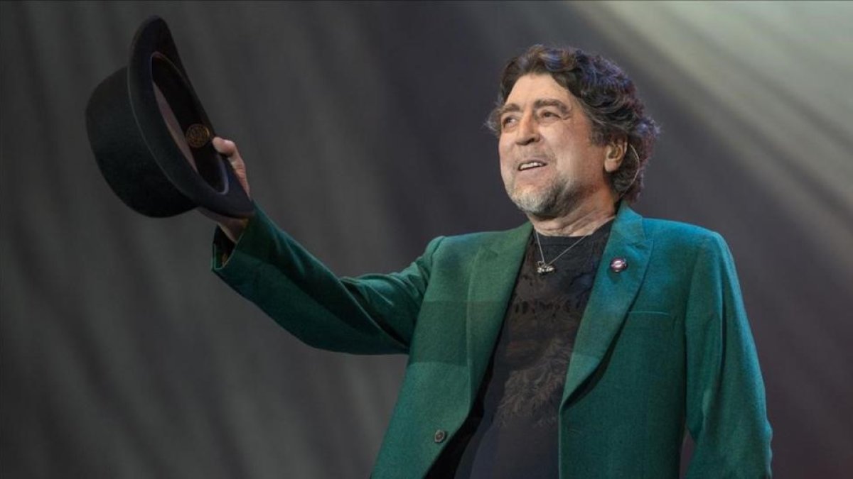 Joaquín Sabina, en el escenario del Palau Sant Jordi de Barcelona, en diciembre del 2014.-FERRAN SENDRA