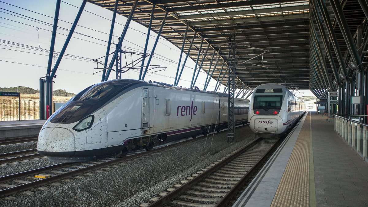 Un AVE de la serie 106 de Talgo y un Alvia en la estación Rosa Manzano, en vísperas del viaje inaugural. T. ALONSO