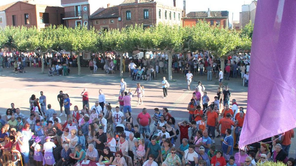El desfile de carrozas y peñas marca el inicio oficial de las fiestas de Nuestra Señora y San Roque en Melgar.-FUTI