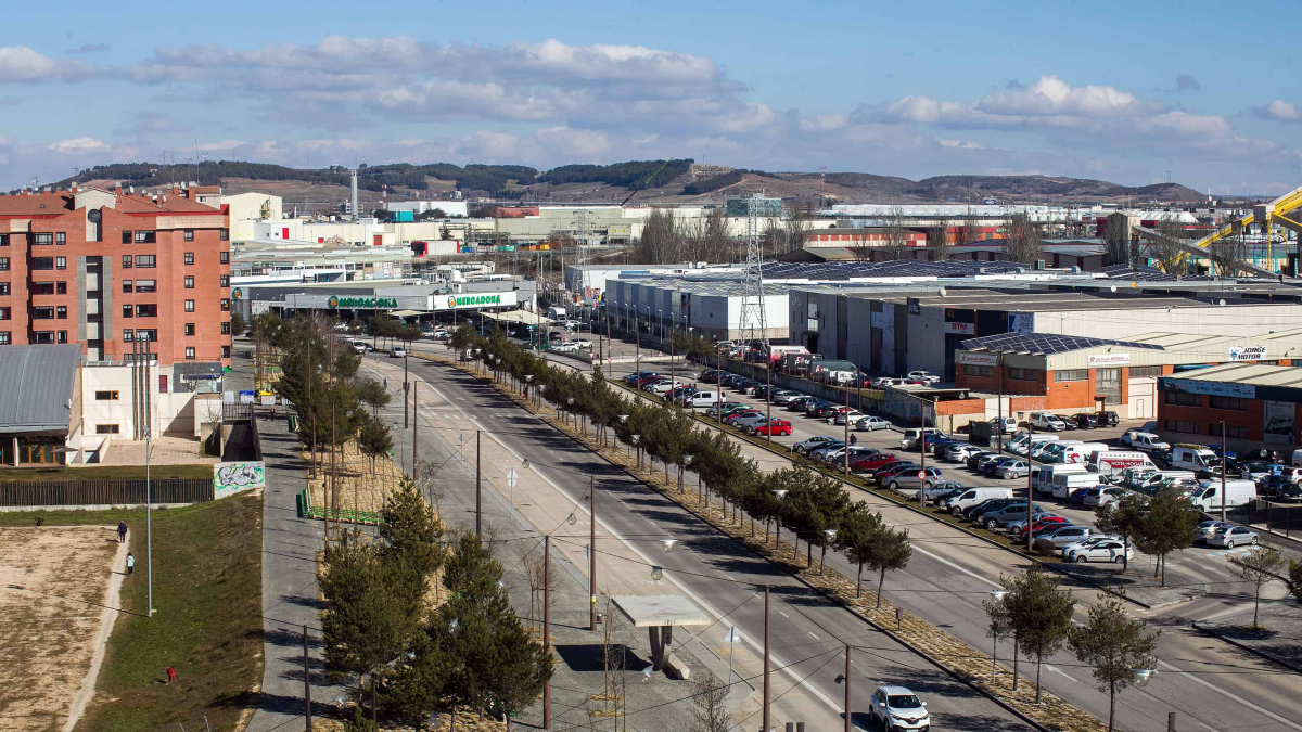La avenida Juan Ramón Jiménez, con viviendas a un lado y empresas al otro, es una de las zonas donde llegaría la red de calor.