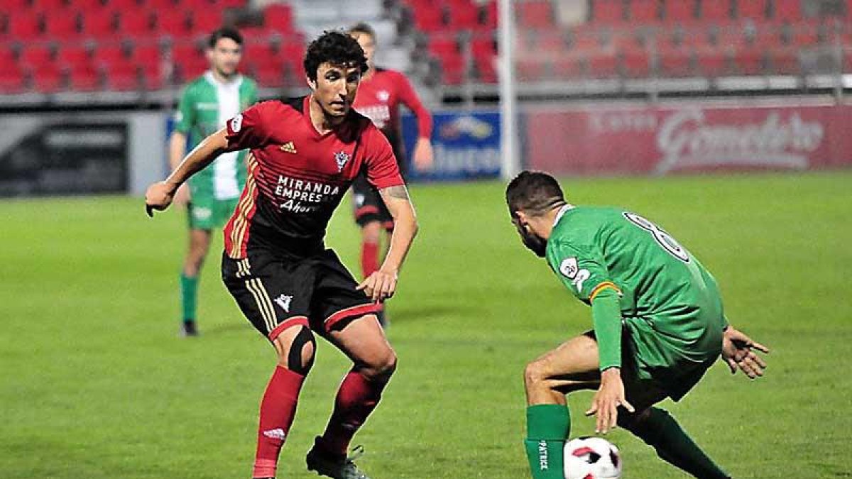Galder Cerrajería pugna por un balón en el choque de ida de la final de la CopaFederación-Jose Esteban Egurrola