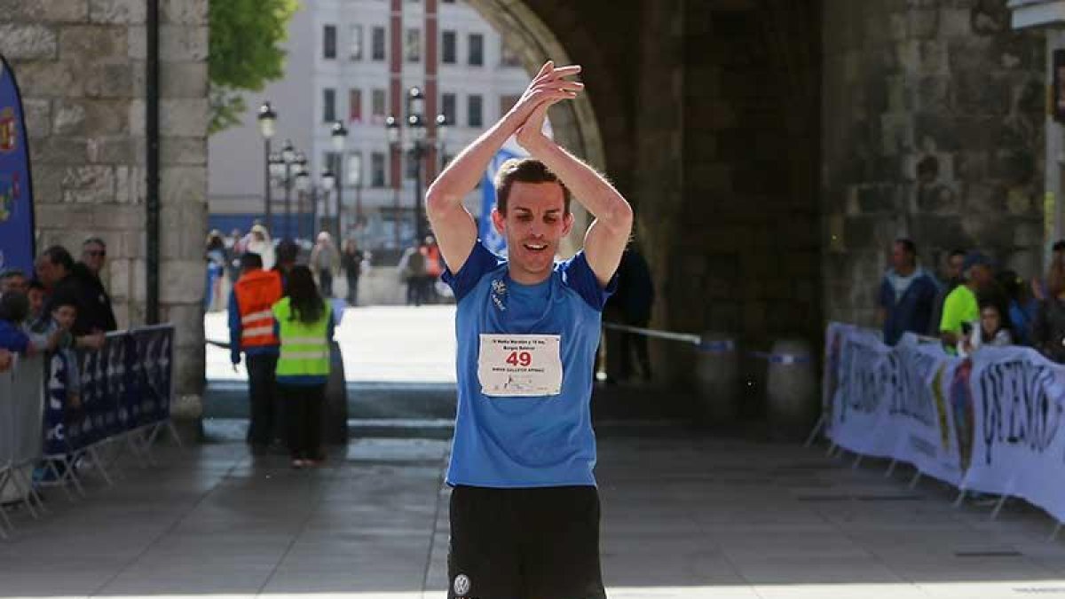 Diego Gallego festeja la consecución del triunfo en la IV Media Maratón Burgos Bulevar-Raúl G. Ochoa