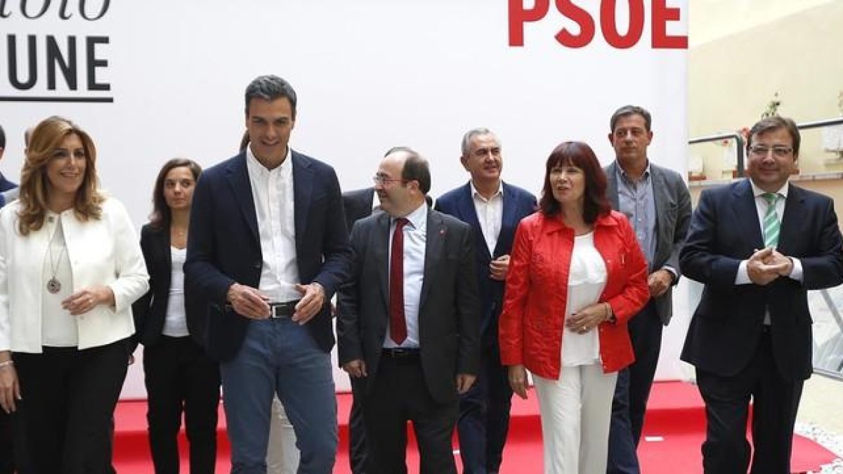 Sánchez, junto a varios de los líderes territoriales del PSOE, a finales de septiembre.-DAVID CASTRO