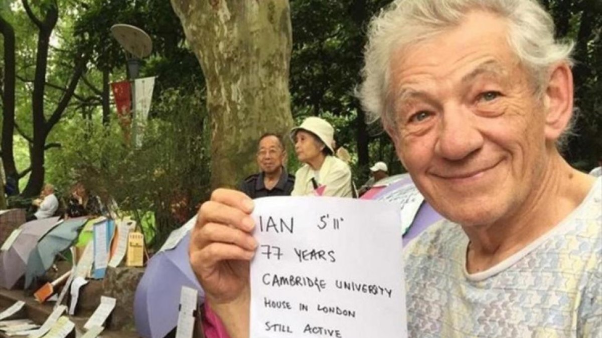 Ian McKellen, se 'vende' en el mercado matrimonial de Shanghái.-INSTAGRAM