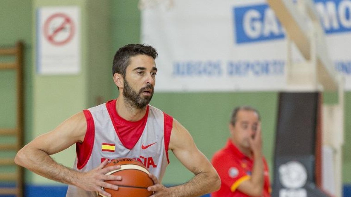 Juan Carlos Navarro, durante un momento del entrenamiento realizado ayer por la selección española en Madrid antes de viajar a Burgos.-ALBERTO NEVADO / FEB