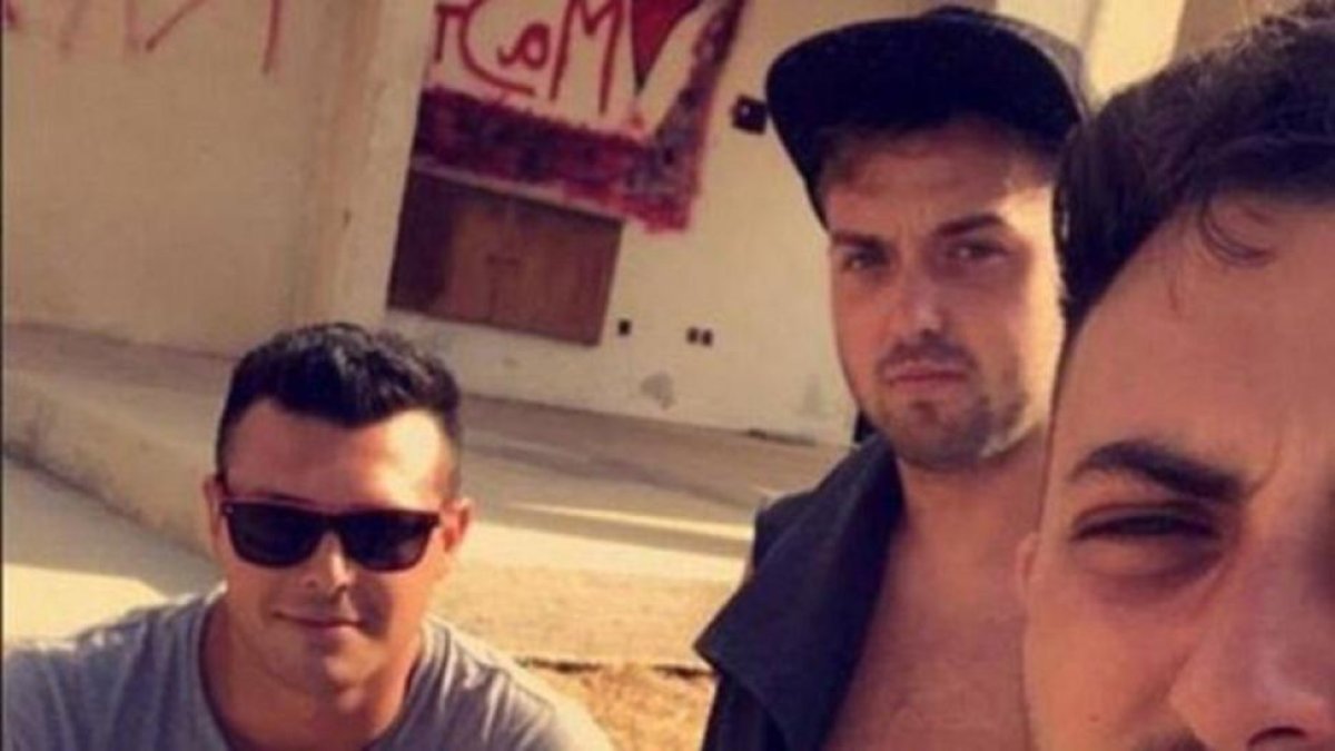 Foto de los jóvenes británicos en Siria que uno de ellos colgó en la red social Snapchat.-