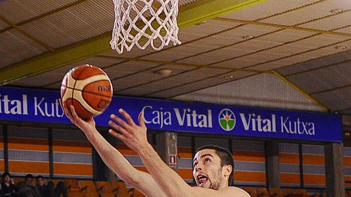 Álex López se dispone a realizar una bandeja en presencia de Hearts.-MARÍA GONZÁLEZ / CBM