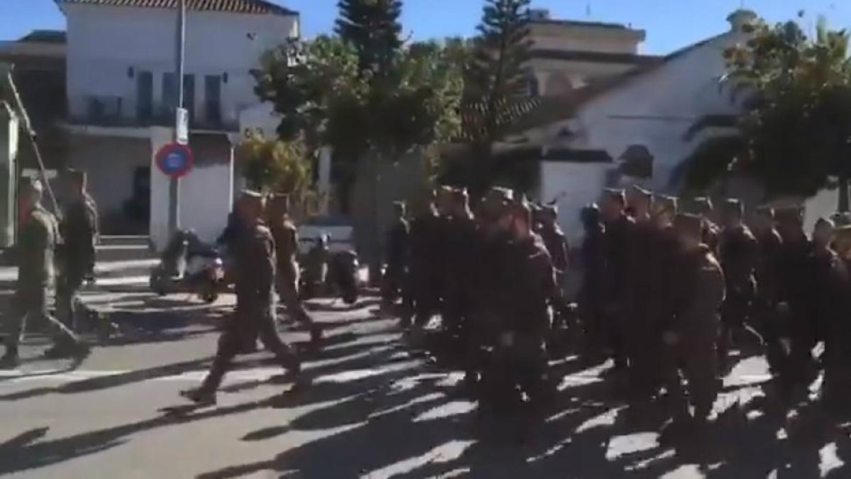 Los legionarios desfilando.-EL PERIÓDICO