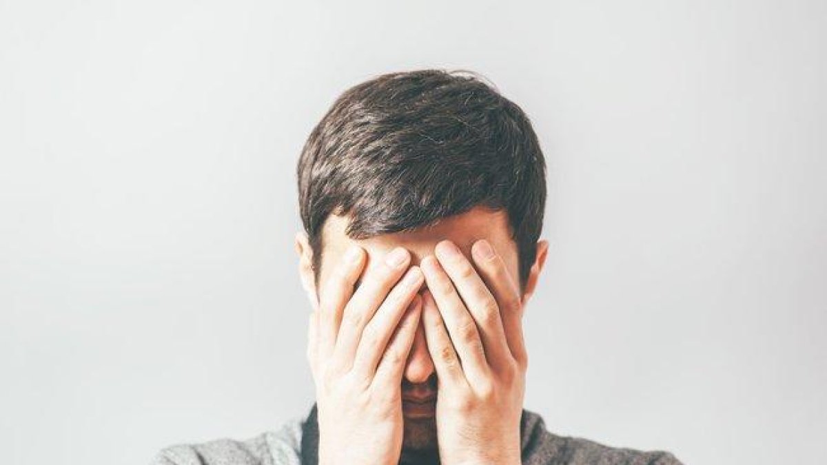 Chico joven se tapa los ojos con las manos.-123RF
