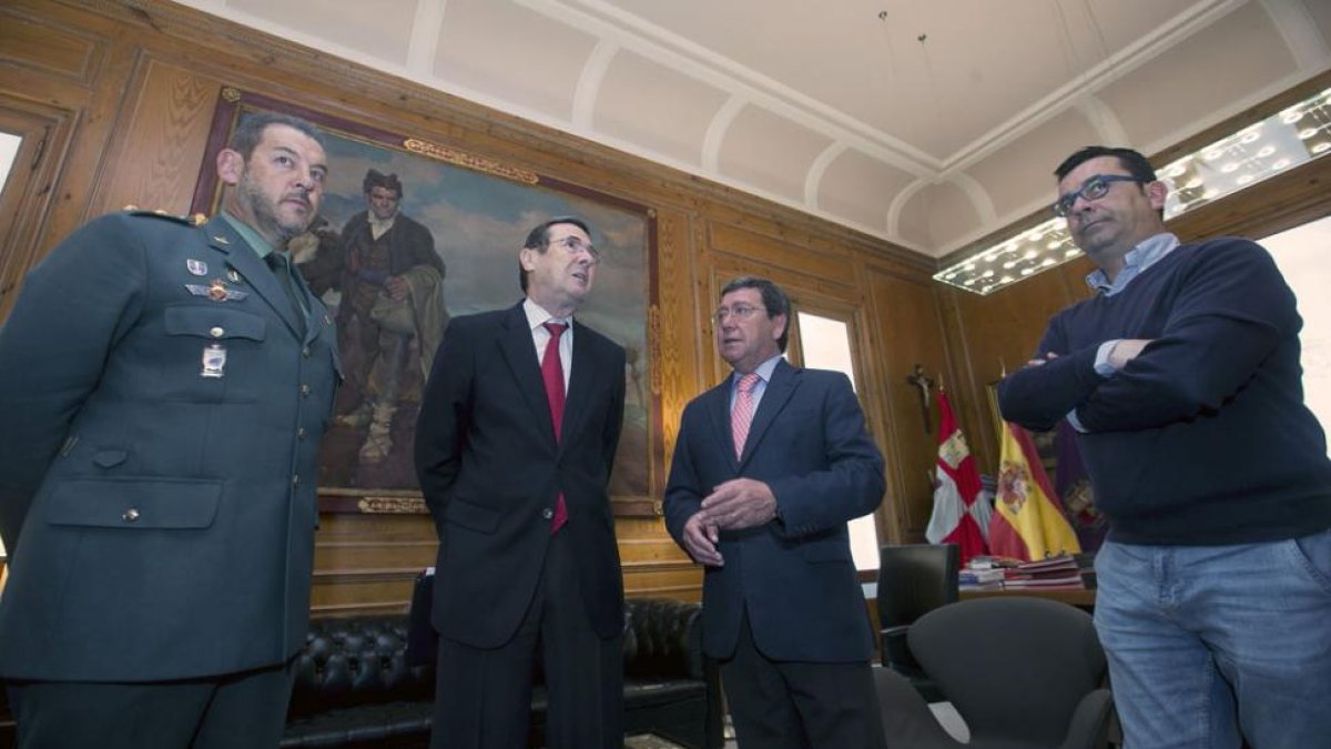 Francisco Javier Ara Cañizo y César Rico durante su primera toma de contacto para organizar los actos.-RAÚL G. OCHOA