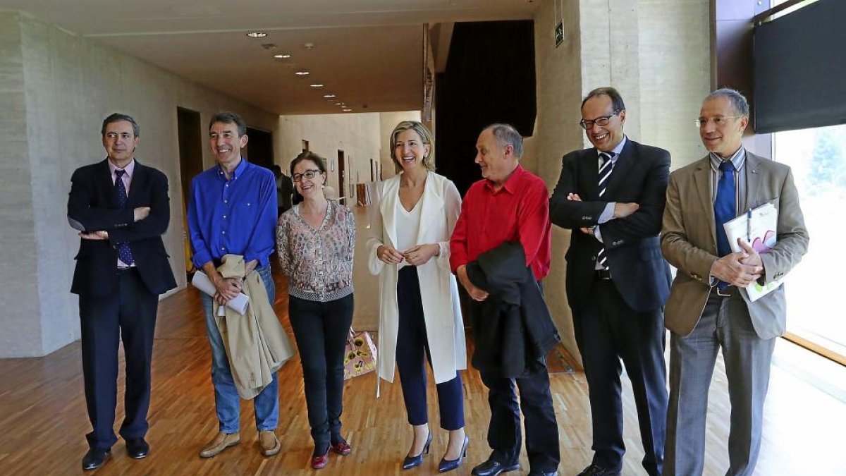 La consejera Alicia García , en el centro, con los agentes sociales y económicos ayer en las Cortes.-ICAL