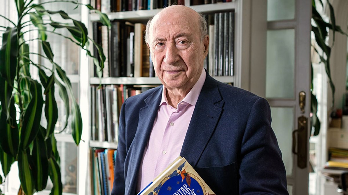 José María Pérez 'Peridis' y su nueva novela, 'El cantar de Liébana'. HUGO G. PELLECÍN