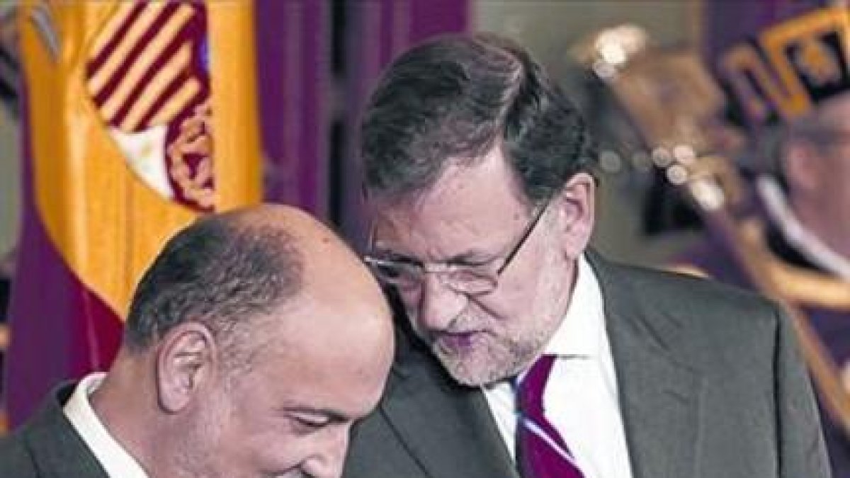 Rajoy hace un comentario a Francisco Pérez de los Cobos, presidente del TC.-AGUSTÍN CATALÁN
